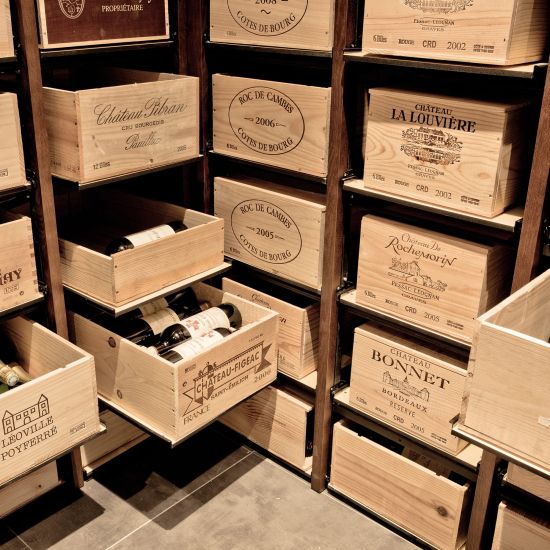 Lagersystem für Weinkisten mit jeweils 12 Flaschen Lagersystem für Weinkisten mit jeweils 12 Flaschen