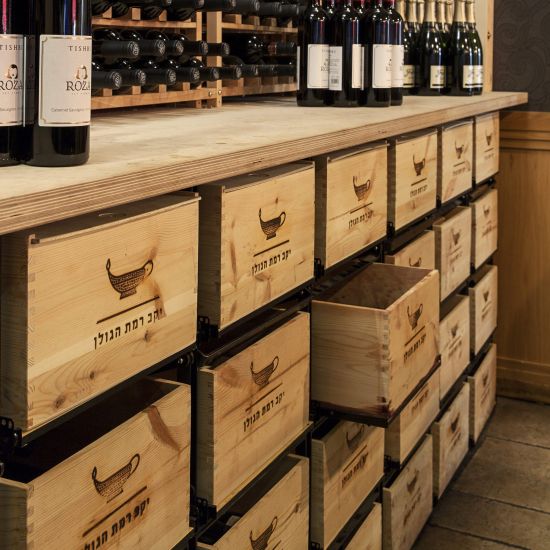 Lagersystem für Weinkisten mit jeweils 12 Flaschen Lagersystem für Weinkisten mit jeweils 12 Flaschen