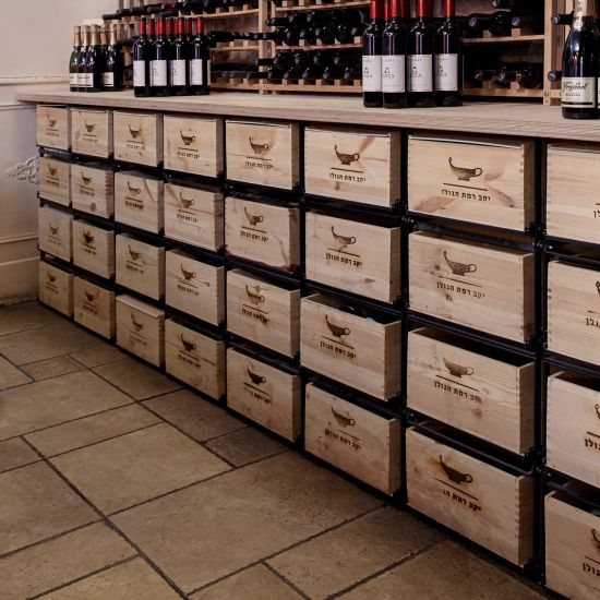 Lagersystem für Weinkisten mit jeweils 12 Flaschen Lagersystem für Weinkisten mit jeweils 12 Flaschen