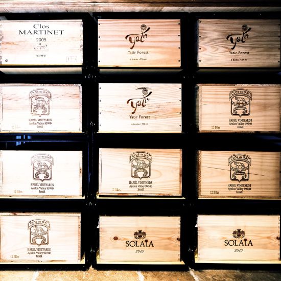 Lagersystem für Weinkisten mit jeweils 12 Flaschen Lagersystem für Weinkisten mit jeweils 12 Flaschen