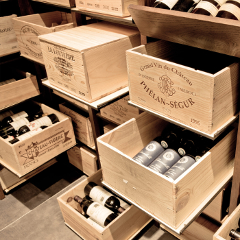 Lagersystem für Weinkisten mit jeweils 12 Flaschen