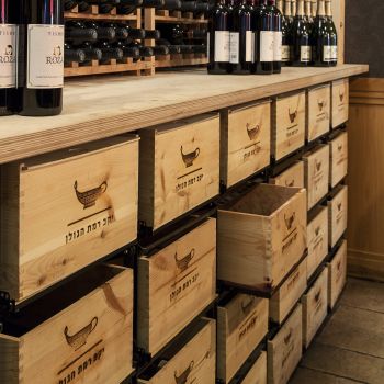 Lagersystem für Weinkisten mit jeweils 12 Flaschen Lagersystem für Weinkisten mit jeweils 12 Flaschen