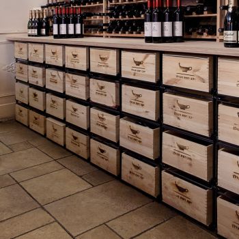 Lagersystem für Weinkisten mit jeweils 12 Flaschen Lagersystem für Weinkisten mit jeweils 12 Flaschen