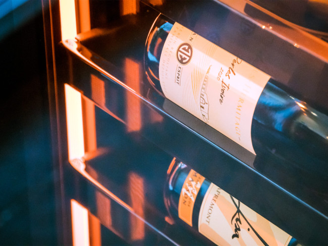 Integrierte Stimmungsbeleuchtung im gesamten Weinkühlschrank, um Ihre Weinsammlung optimal zur Geltung zu bringen.