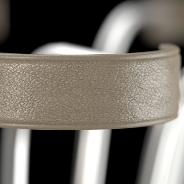 Lederverkleidung für eine sanfte und elegante Aufnahme der Flaschen.