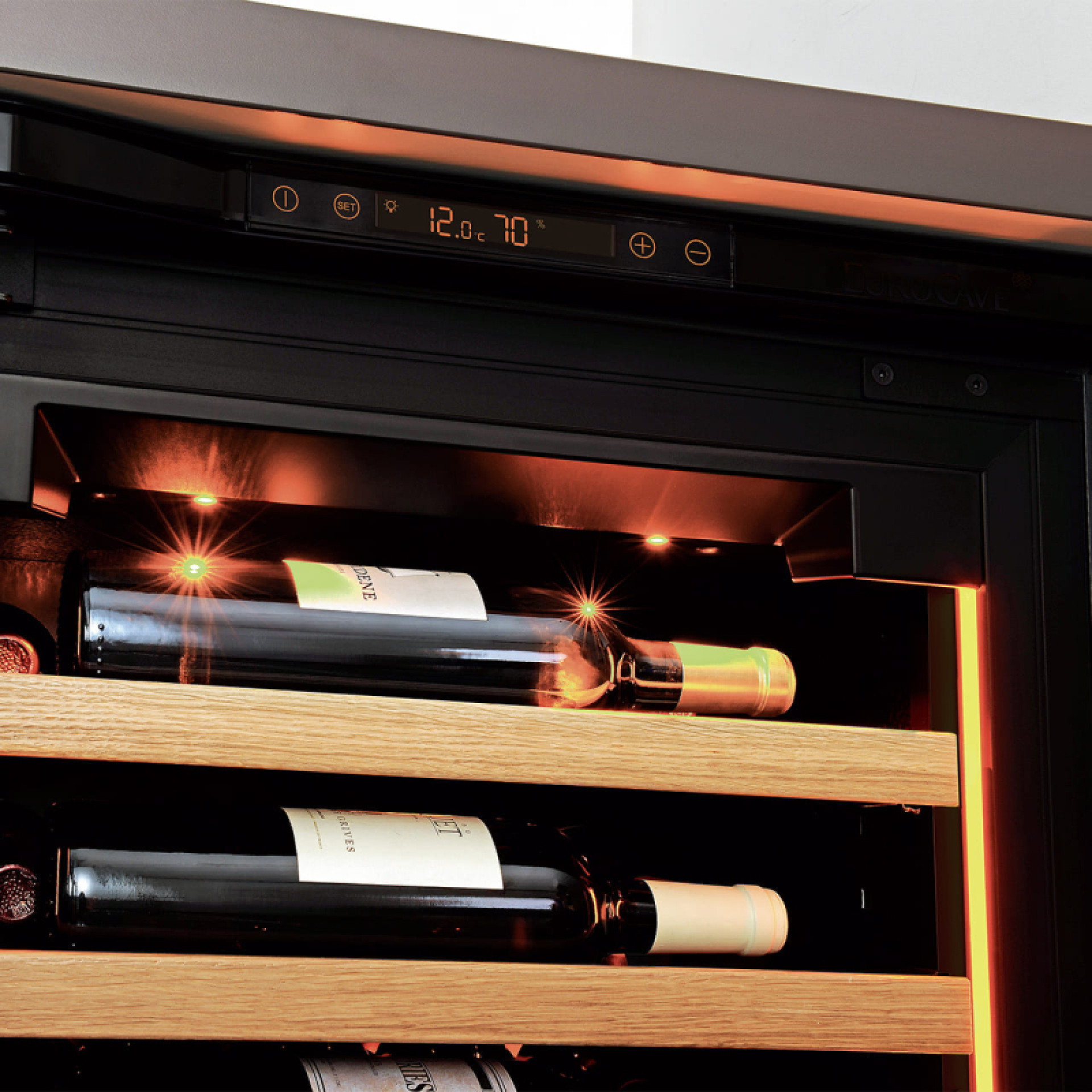 cave-a-vin-encastrable-cuisine-design-porte-vitree-eclairage-ambiance-lumineuse-vue-face-eurocave.jpg cave-a-vin-encastrable-cuisine-design-porte-vitree-eclairage-ambiance-lumineuse-vue-face-eurocave.jpg