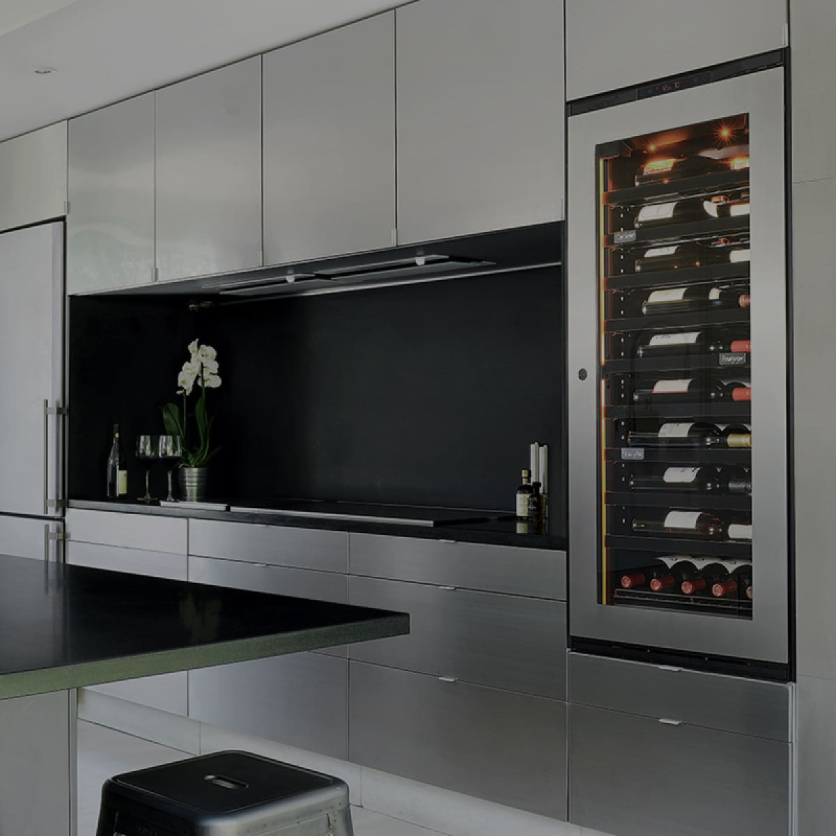 cave-a-vin-encastrable-zoom-porte-vitree-inox-cuisine-integree-eurocave.jpg