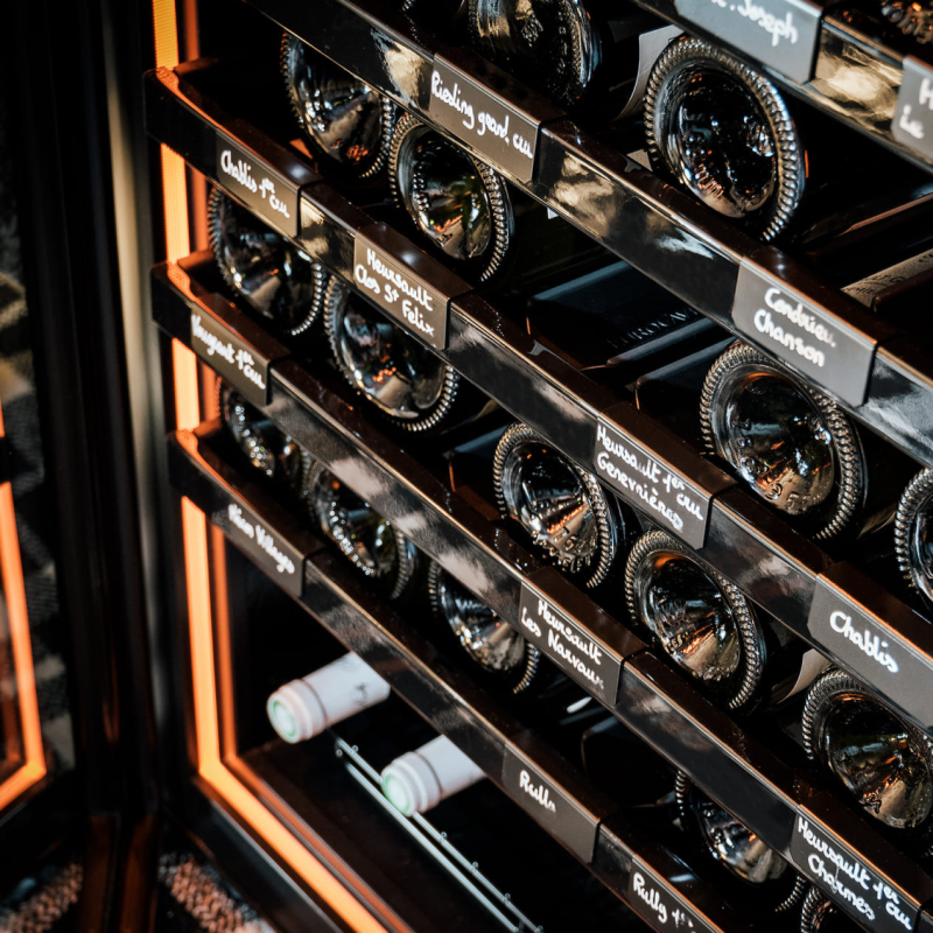 cave-a-vin-eurocave-etiquette-en-metal-pour-inscrire-nom-bouteille-vin-facade-clayette-noire.jpg cave-a-vin-eurocave-etiquette-en-metal-pour-inscrire-nom-bouteille-vin-facade-clayette-noire.jpg