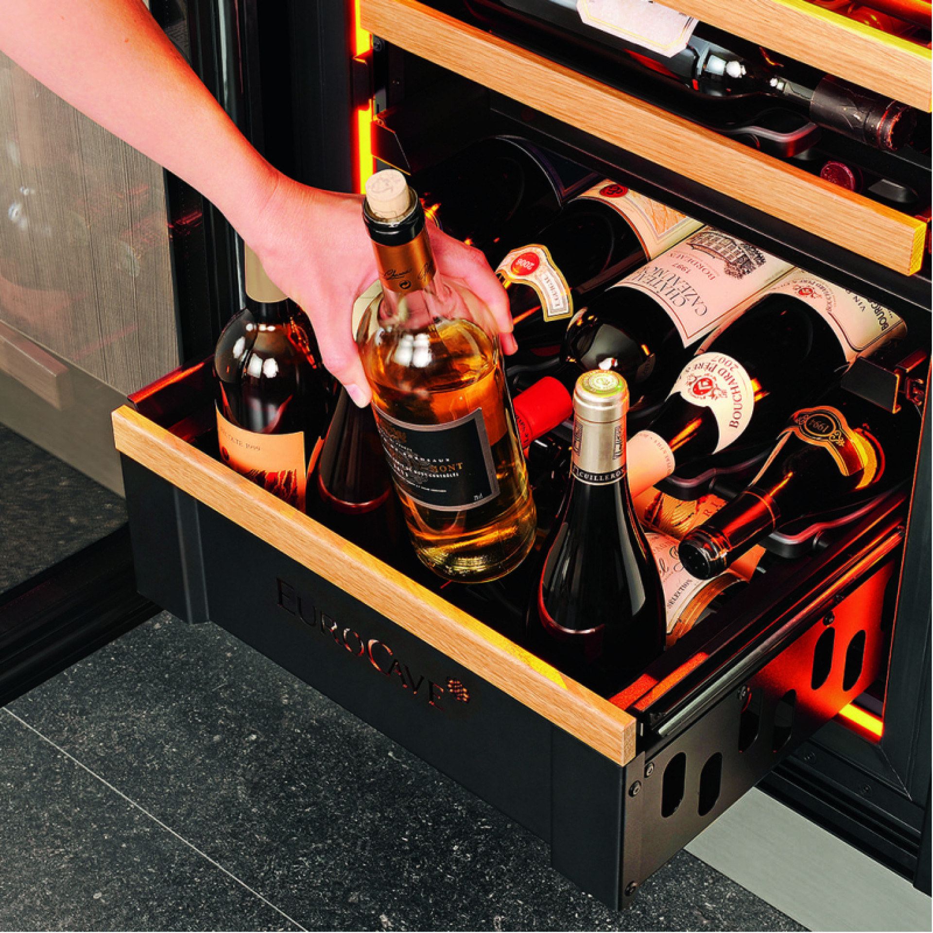 clayette-coulissante-service-bouteille-ouverte-debout-cave-a-vin-encastrable-eurocave.jpg clayette-coulissante-service-bouteille-ouverte-debout-cave-a-vin-encastrable-eurocave.jpg