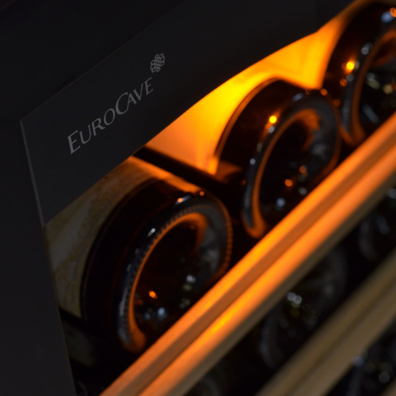 cave-a-vin-eclairage-ambree-mise-en-valeur-bouteilles-pure-eurocave.jpg cave-a-vin-eclairage-ambree-mise-en-valeur-bouteilles-pure-eurocave.jpg