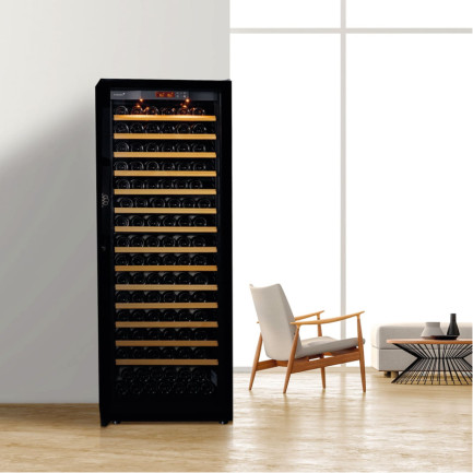 Armoire à vin installée dans un salon ou une salle à manger Armoire à vin installée dans un salon ou une salle à manger
