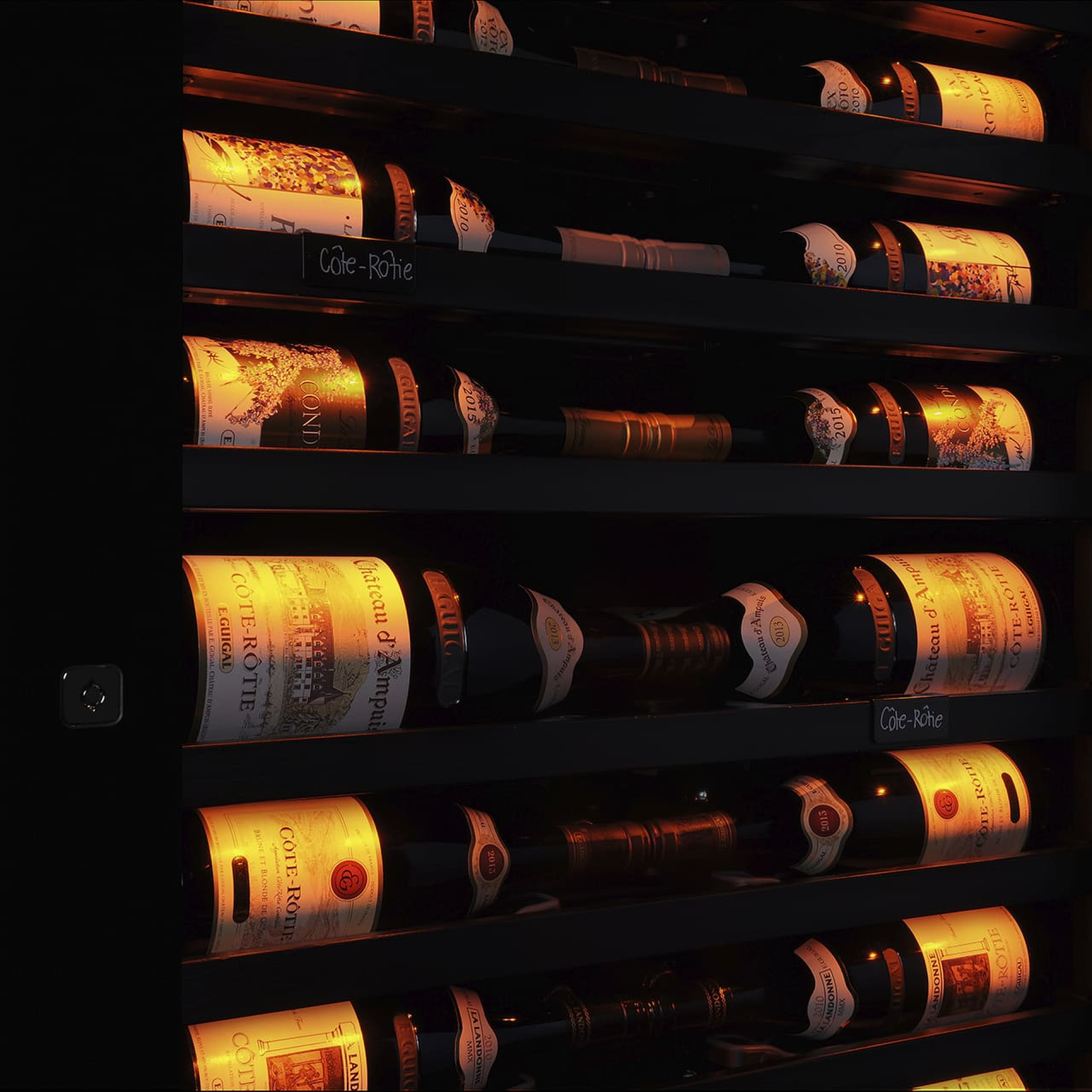 Cave à vin avec éclairage sous chaque étagère pour mise en lumière de toutes les bouteilles