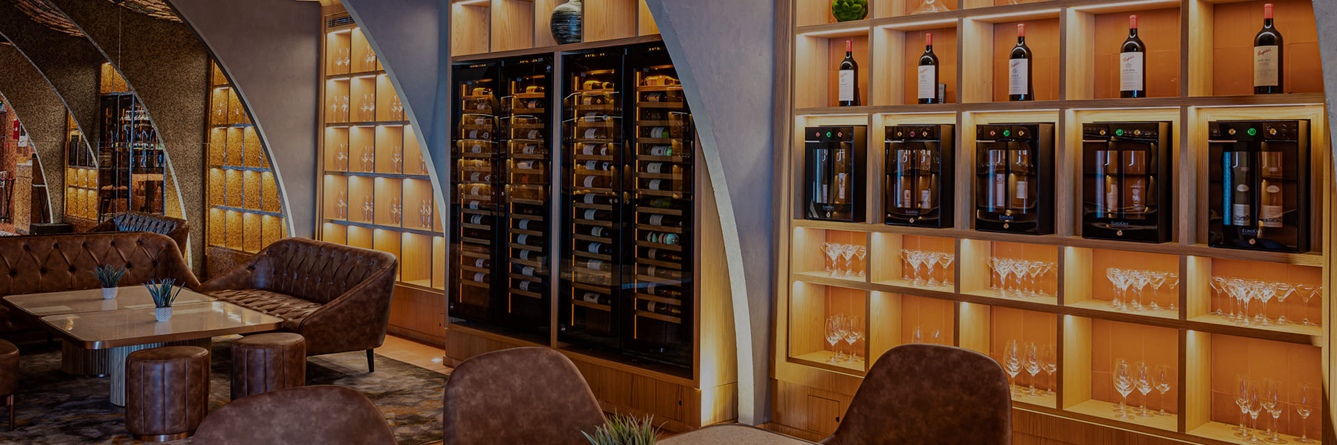 Installation von EuroCave Weinschränken und Weinbars im Restaurant PAPA in Dubai. Installation von EuroCave Weinschränken und Weinbars im Restaurant PAPA in Dubai.
