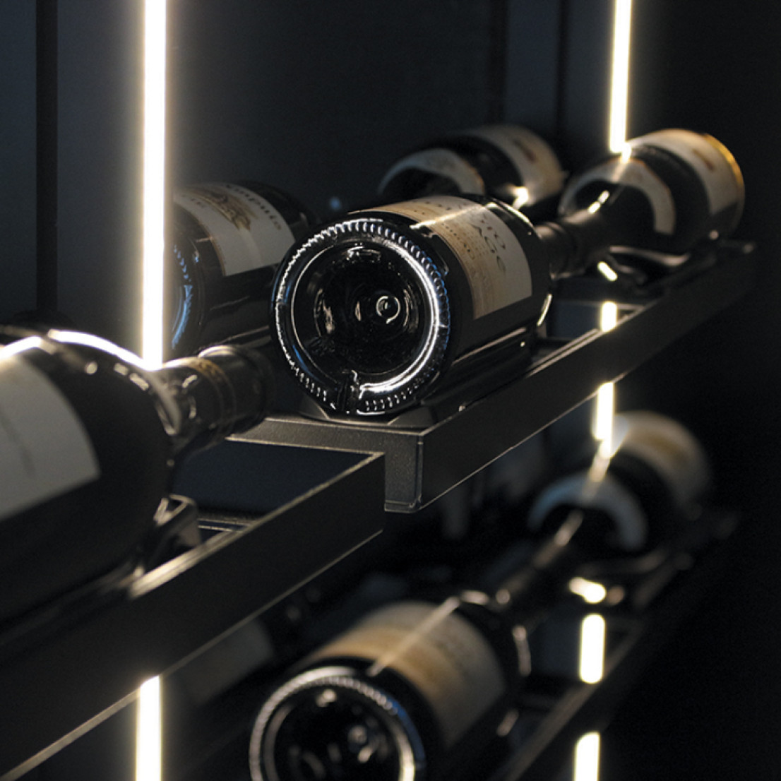 Hervorhebung und Inszenierung Ihrer Weine mit diesen Säulenregalen aus schwarz lackiertem Metall, integrierte Beleuchtung, Flaschenauflagen für einzelne Flaschen, Wand- oder Deckenbefestigung - Serie Modulo-X