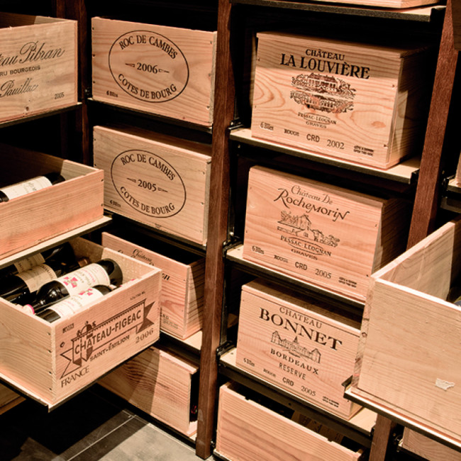 Solides verschiebbares Weinregal zur Aufbewahrung von Weinkisten. Lagern Sie eine große Menge Flaschen und behalten Sie gleichzeitig den einfachen Zugriff darauf. Erhöhen Sie die Speicherkapazität Ihrer Sammlung, indem Sie mehrere Module zusammenstellen. Solides verschiebbares Weinregal zur Aufbewahrung von Weinkisten. Lagern Sie eine große Menge Flaschen und behalten Sie gleichzeitig den einfachen Zugriff darauf. Erhöhen Sie die Speicherkapazität Ihrer Sammlung, indem Sie mehrere Module zusammenstellen.