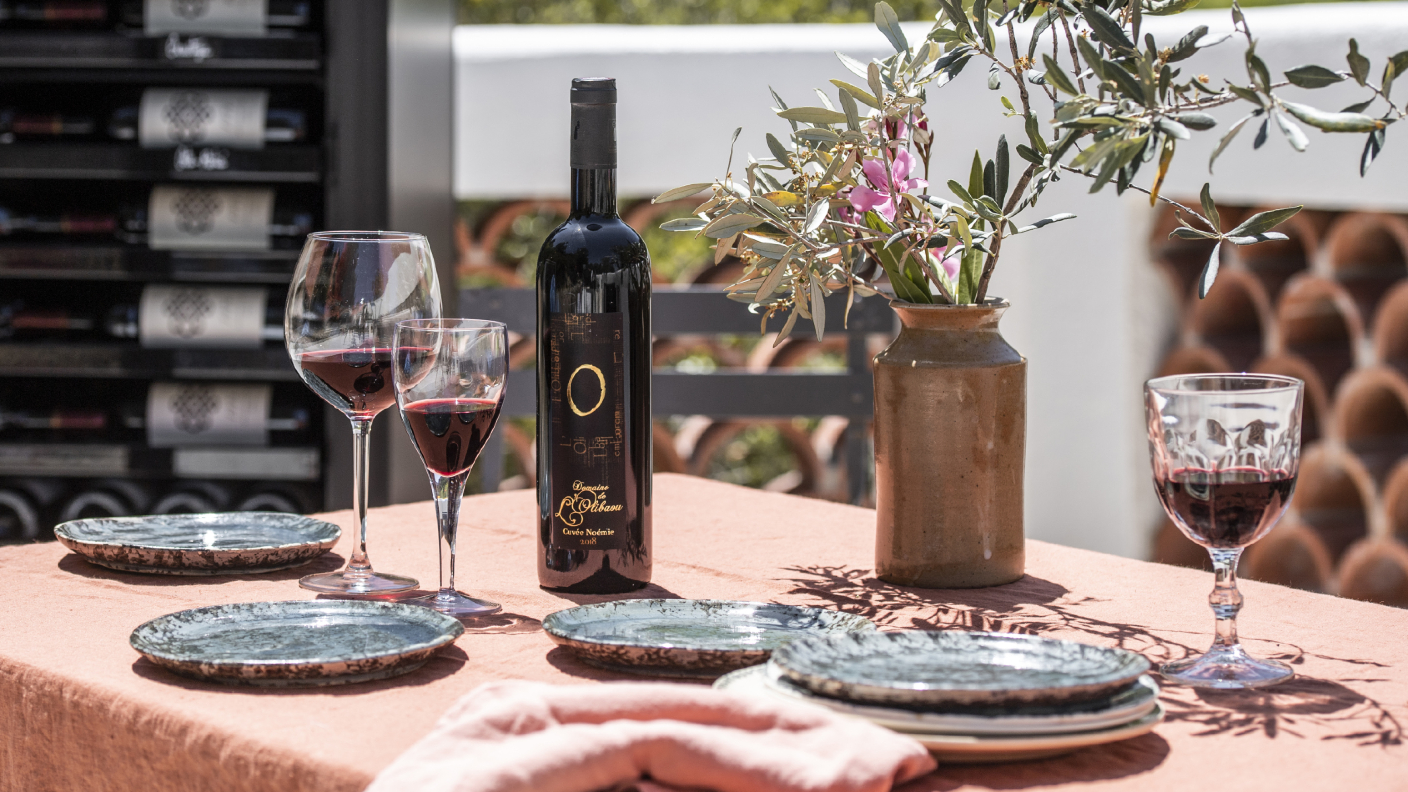 Wir schaffen neue Möglichkeiten, Wein zu erleben, ihn zu lagern, zu servieren und zu teilen Wir schaffen neue Möglichkeiten, Wein zu erleben, ihn zu lagern, zu servieren und zu teilen