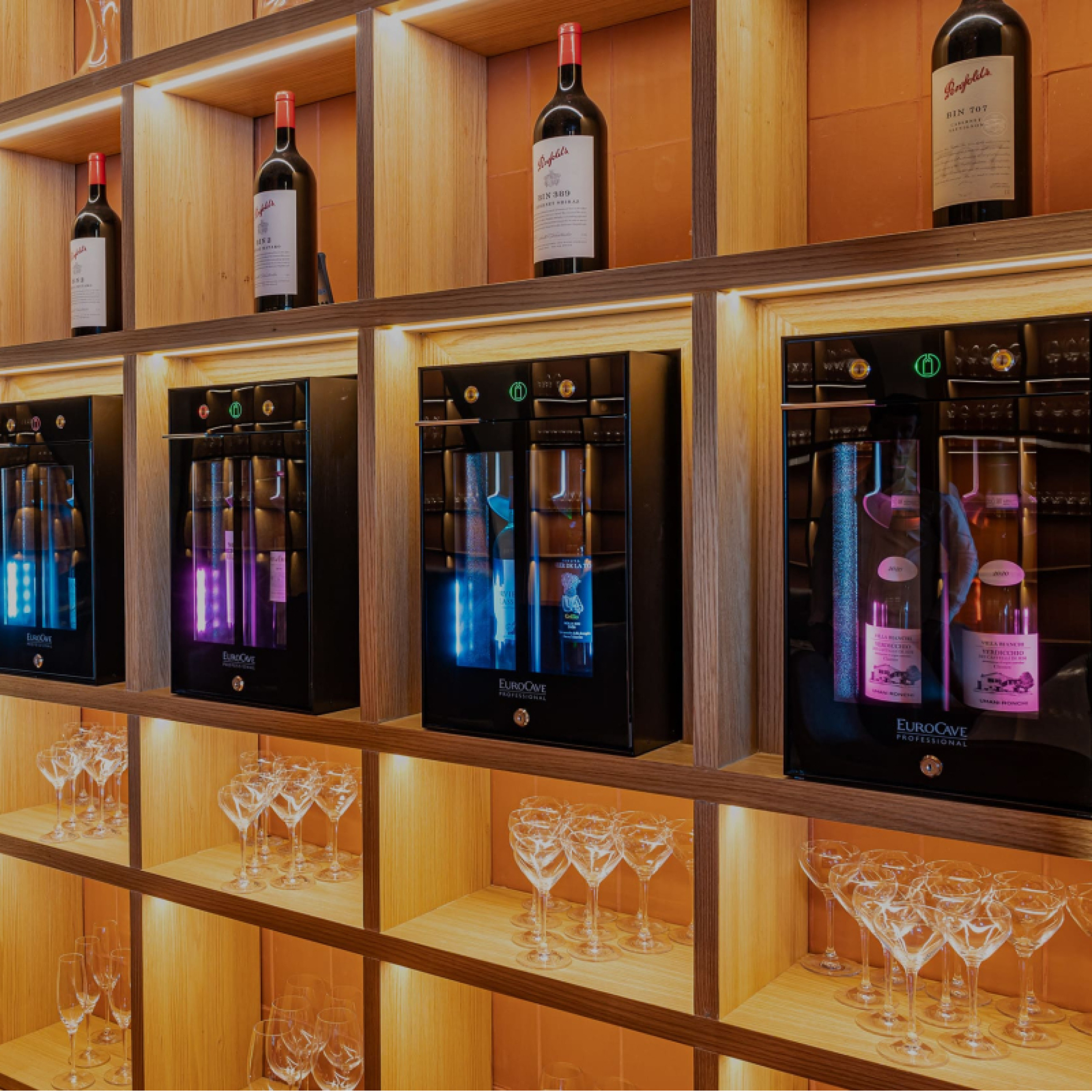 • Wine Bar 2 Flaschen, 2 unabhängige und einstellbare Temperaturfächer, Lagerung von geöffneten Flaschen dank des Vakuumsystems bis zu 10 Tage • Wine Bar 2 Flaschen, 2 unabhängige und einstellbare Temperaturfächer, Lagerung von geöffneten Flaschen dank des Vakuumsystems bis zu 10 Tage