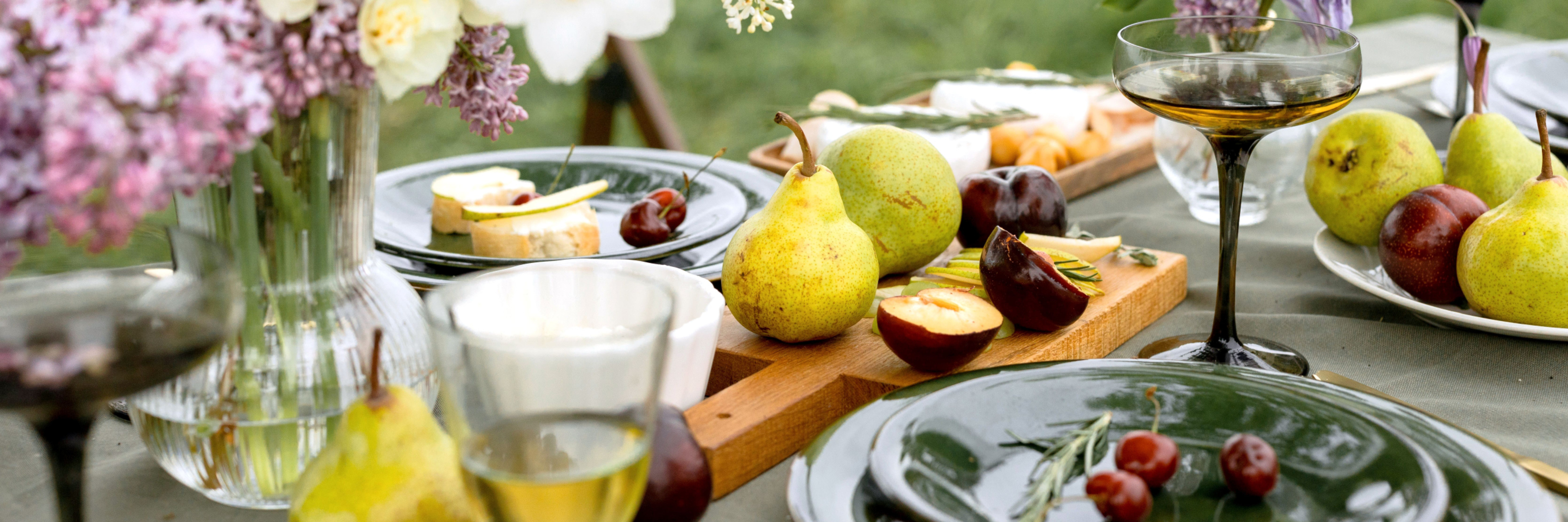 Weinprobe während eines ländlichen Weinprobe-Mittagessens Weinprobe während eines ländlichen Weinprobe-Mittagessens