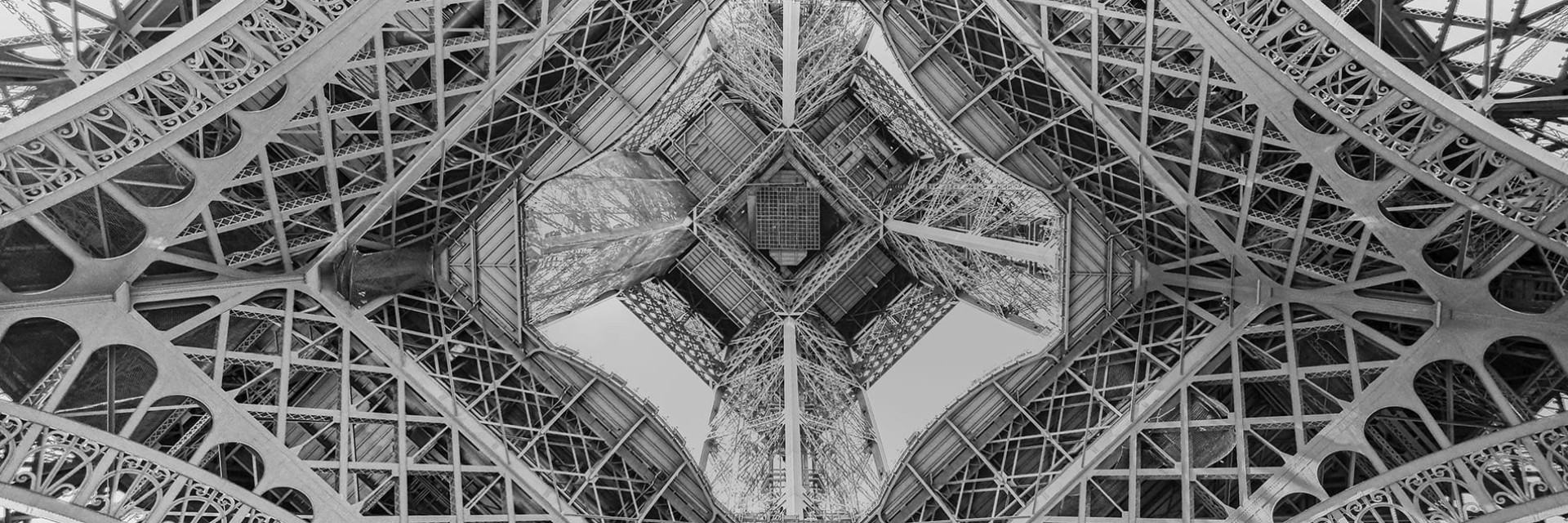Der Eiffelturm in Paris von unten gesehen zur Veranschaulichung des Erbes französischen Know-hows und der französischen Innovation – Geschichte der EuroCave-Fabrik in Nordfrankreich