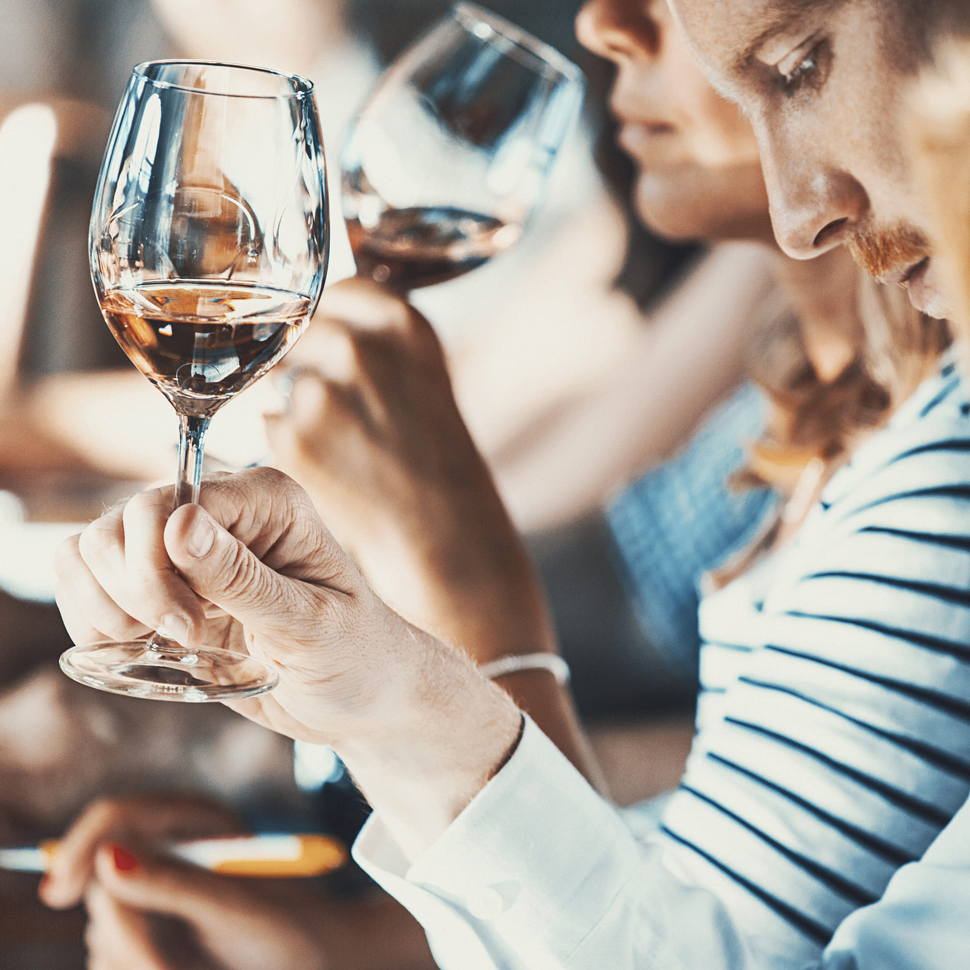 Für eine erfolgreiche Weinprobe achten Sie darauf, die Flaschen in einem Weinkeller oder einem klimatisierten Weinschrank in gutem Zustand aufzubewahren.