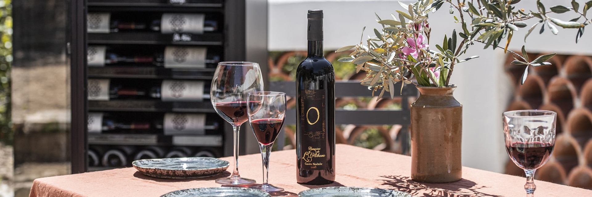 Ein wunderschön gedeckter Tisch auf der Terrasse, ein gutes Essen und eine gute Flasche Wein; um sich gut zu empfangen oder einen romantischen Moment zu teilen.