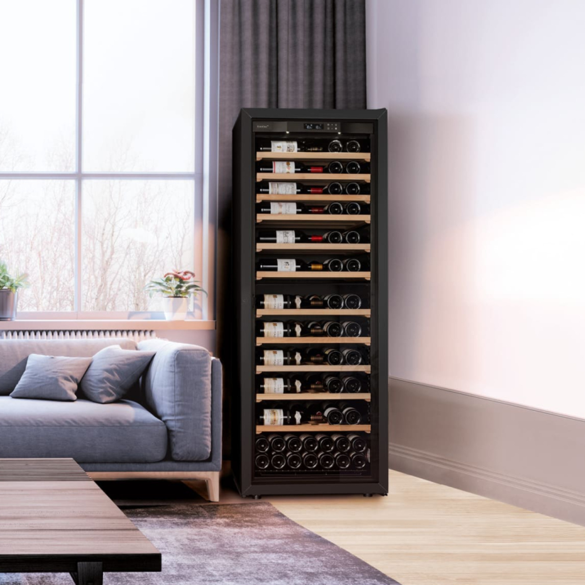 Großer Weinklimaschrank mit Glastür und freistehendem schwarzem Rahmen in einem Wohnzimmer neben dem Sofa – La Première EuroCave