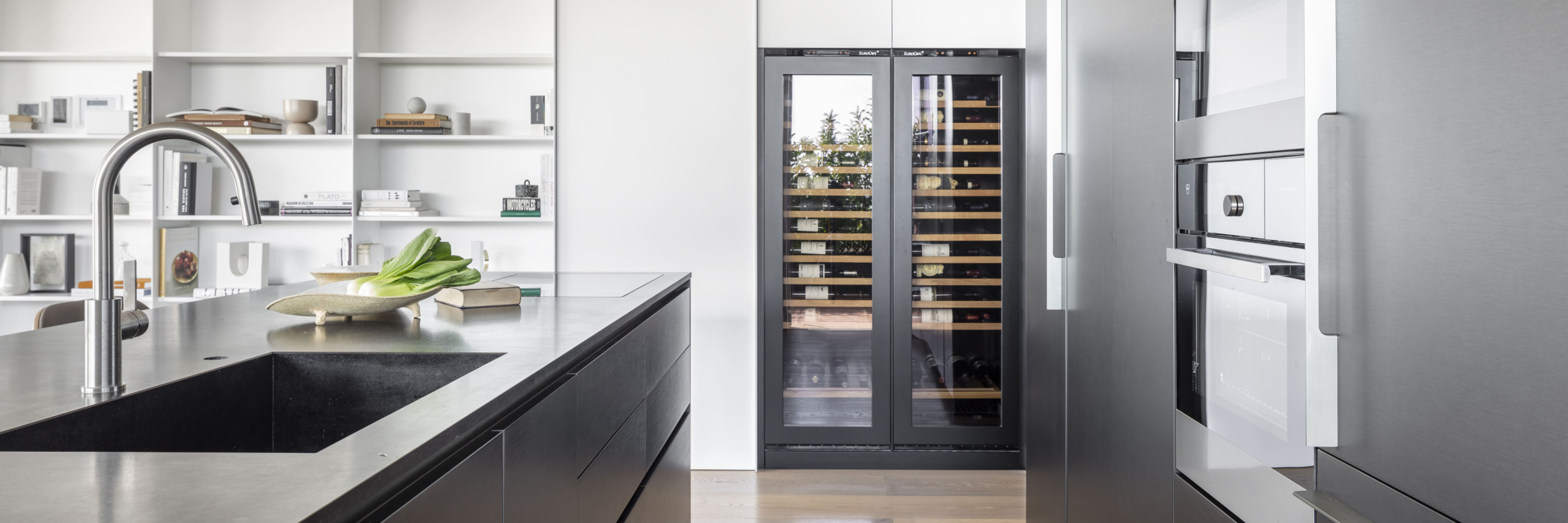 Zwei Weinklimaschränk integriert in den integrierten Küchenwandschrank – technische Glastür mit Anpassung der Schrankfronten.