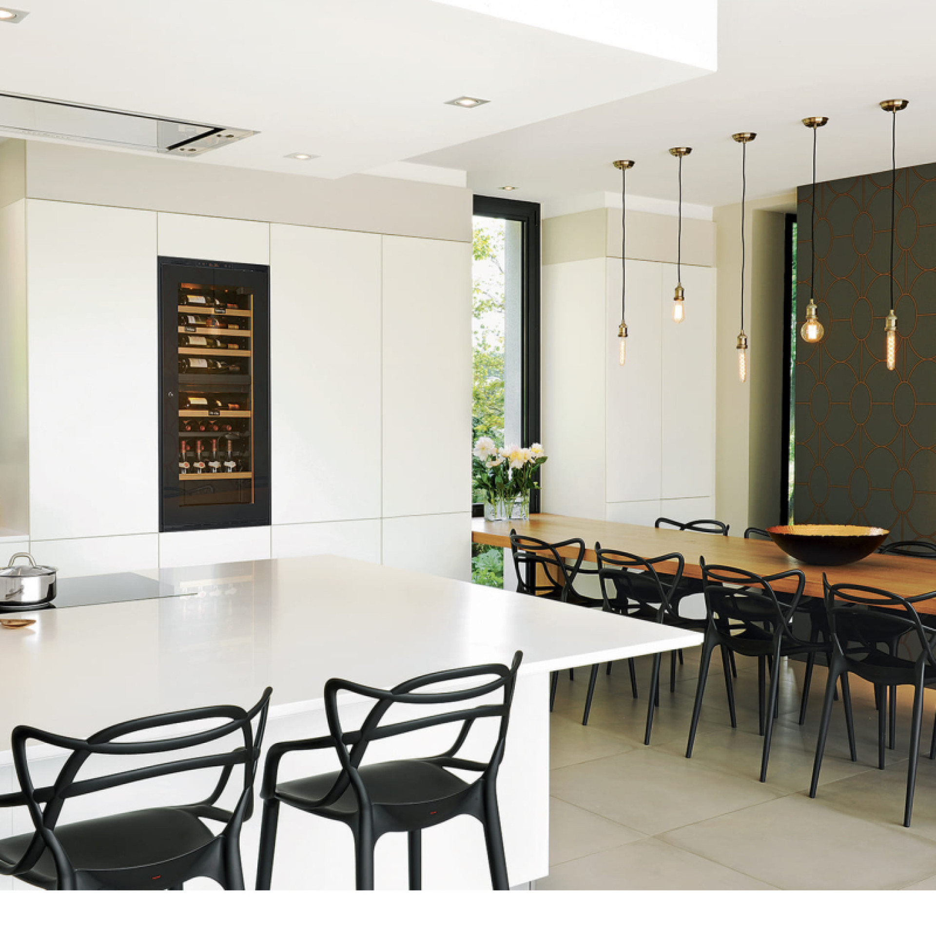 Service-Weinkhülschrank integriert in einen maßgefertigten Wandschrank in einer weißen und hölzernen Einbauküche – Renovierung durch Innenarchitekten.