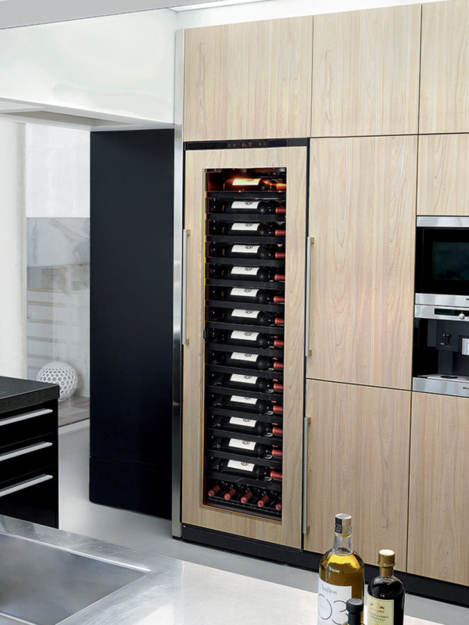 Großer, in einen integrierten Küchenschrank integrierter Reifeweinschrank – Für maximale Ästhetik kann eine Frontplatte an der technischen Glastür angebracht werden.