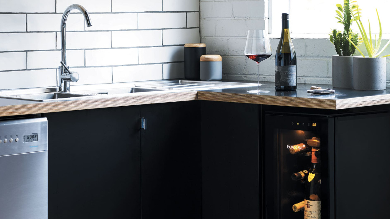 Der süße Genuss, ein Essen und Wein zu zweit zu genießen, dank dieser Weinbar für zu Hause und ihrer idealen Weinverkostungstemperatur. Der süße Genuss, ein Essen und Wein zu zweit zu genießen, dank dieser Weinbar für zu Hause und ihrer idealen Weinverkostungstemperatur.