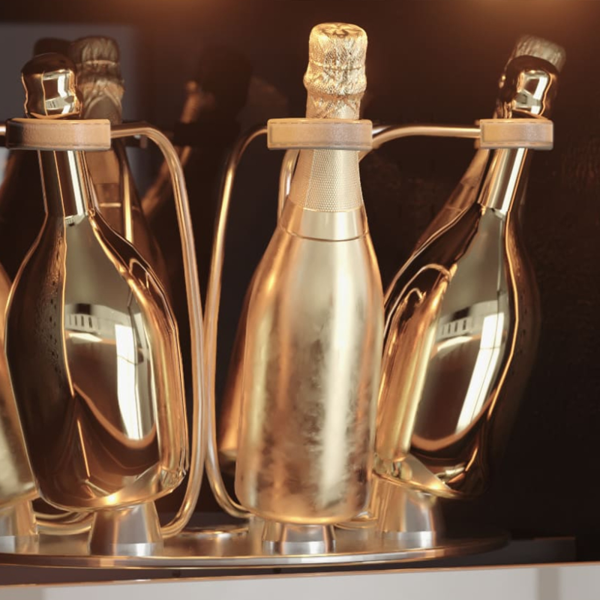 Elegante Linien, luxuriöse Oberflächen mit schillerndem Lederbezug und einer goldfarbenen Front, die ultimative Raffinesse des Eurocave-Champagnerkellers.