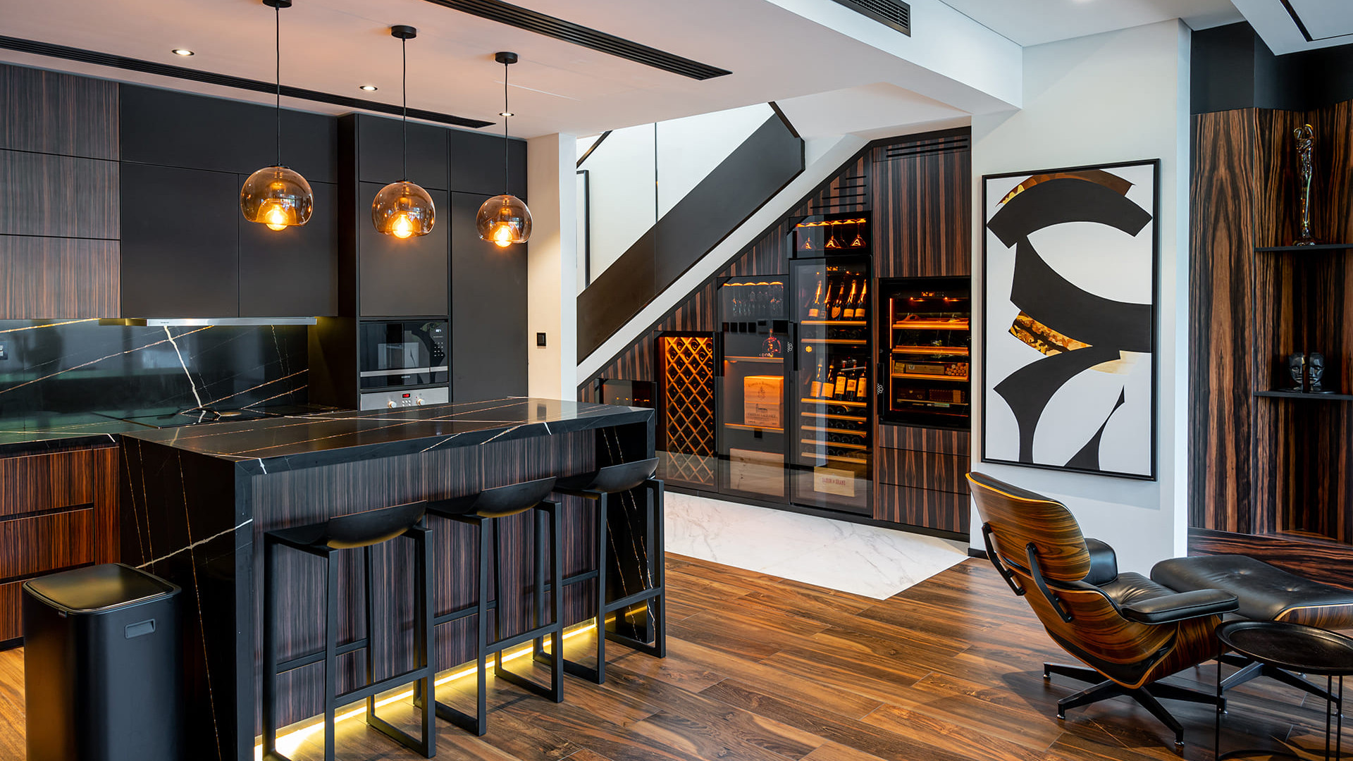 Wein- und Zigarren-Heimstation – Wandschrank unter der Treppe in einer Architektenwohnung mit hochwertiger Innenausstattung.