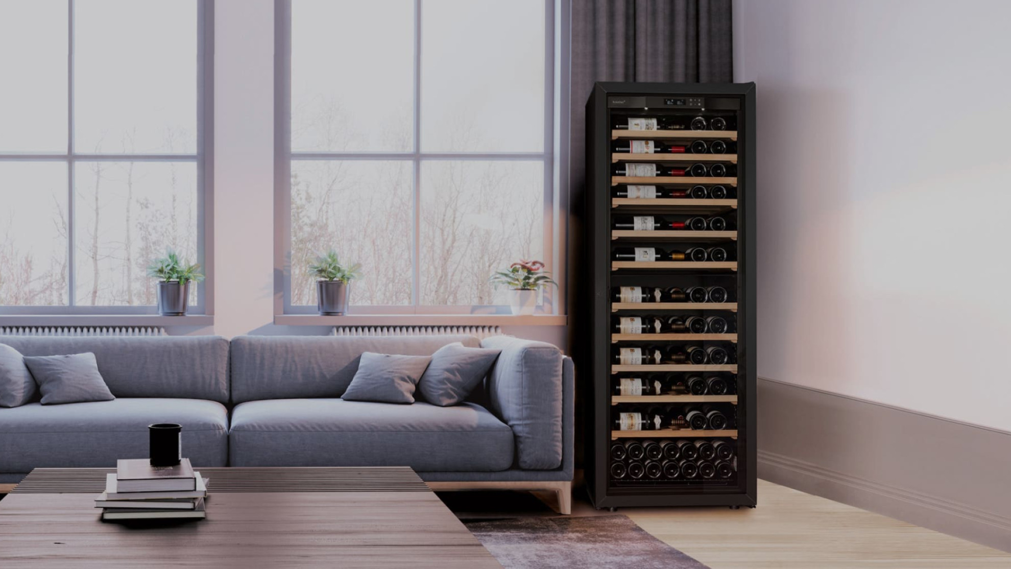 Großer Weinklimashrank mit verschiebbaren Regalen, bei denen die Flasche so positioniert ist, dass das Etikett sichtbar ist. - La Première EuroCave