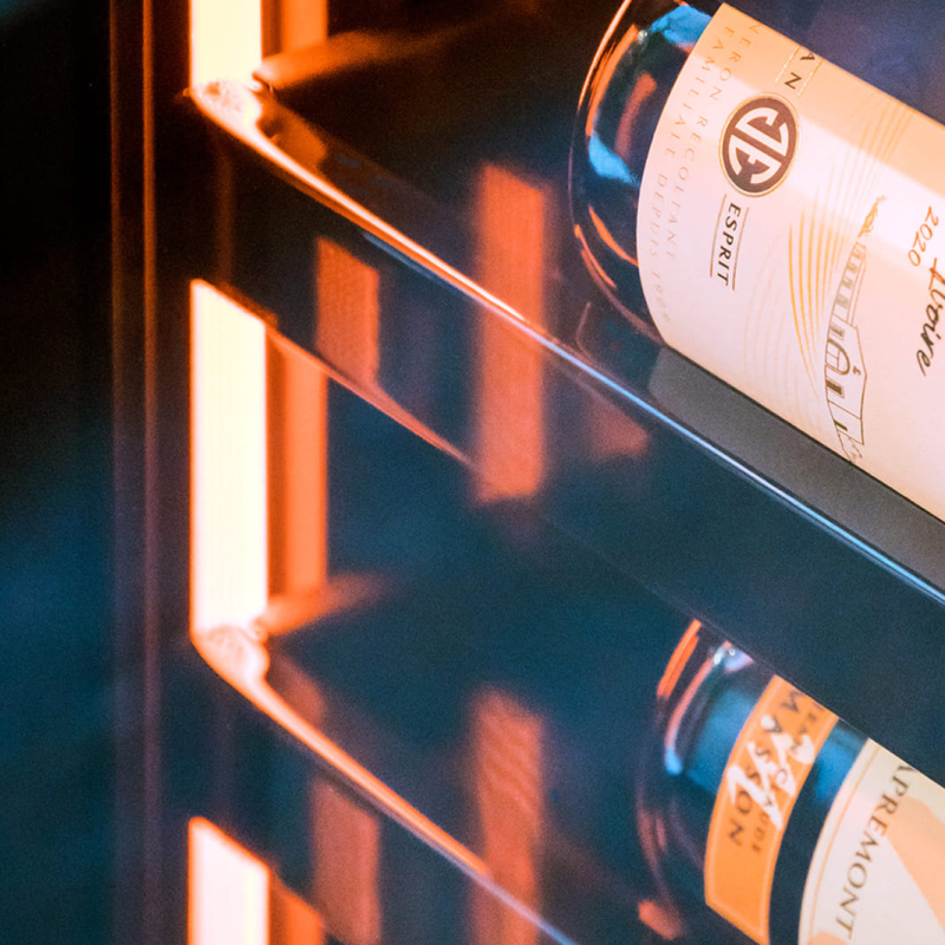 Der leuchtende Heiligenschein, der sich durch den gesamten Weinkhülschrank zieht, zieht die Blicke durch die schöne Hervorhebung der Weinflaschen auf sich. Der leuchtende Heiligenschein, der sich durch den gesamten Weinkhülschrank zieht, zieht die Blicke durch die schöne Hervorhebung der Weinflaschen auf sich.