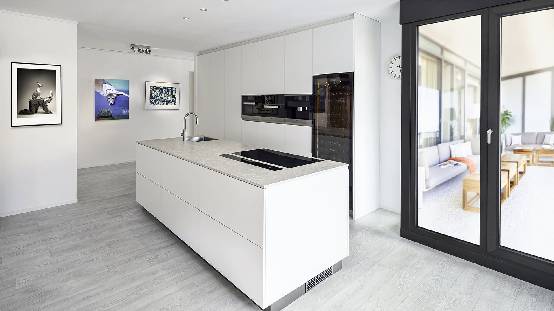Beispiel eines eingebauten freistehenden Weinklimaschrank in einer Küche mit einem weiß-schwarzen Farbschema in einem Luxusapartment. EuroCave-Offenbarung Beispiel eines eingebauten freistehenden Weinklimaschrank in einer Küche mit einem weiß-schwarzen Farbschema in einem Luxusapartment. EuroCave-Offenbarung