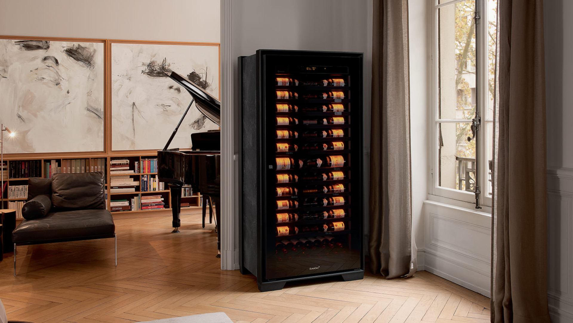 Im Wohnzimmer eines Musikers installierter königlicher Weinschrank; im Hintergrund ein Flügel und Gemälde. – Euro-Höhle Im Wohnzimmer eines Musikers installierter königlicher Weinschrank; im Hintergrund ein Flügel und Gemälde. – Euro-Höhle