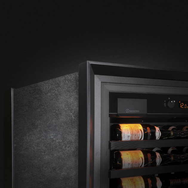 Personalisieren Sie Ihren Royale-Weinschrank mit der „Mineral grey“-Verzierung.