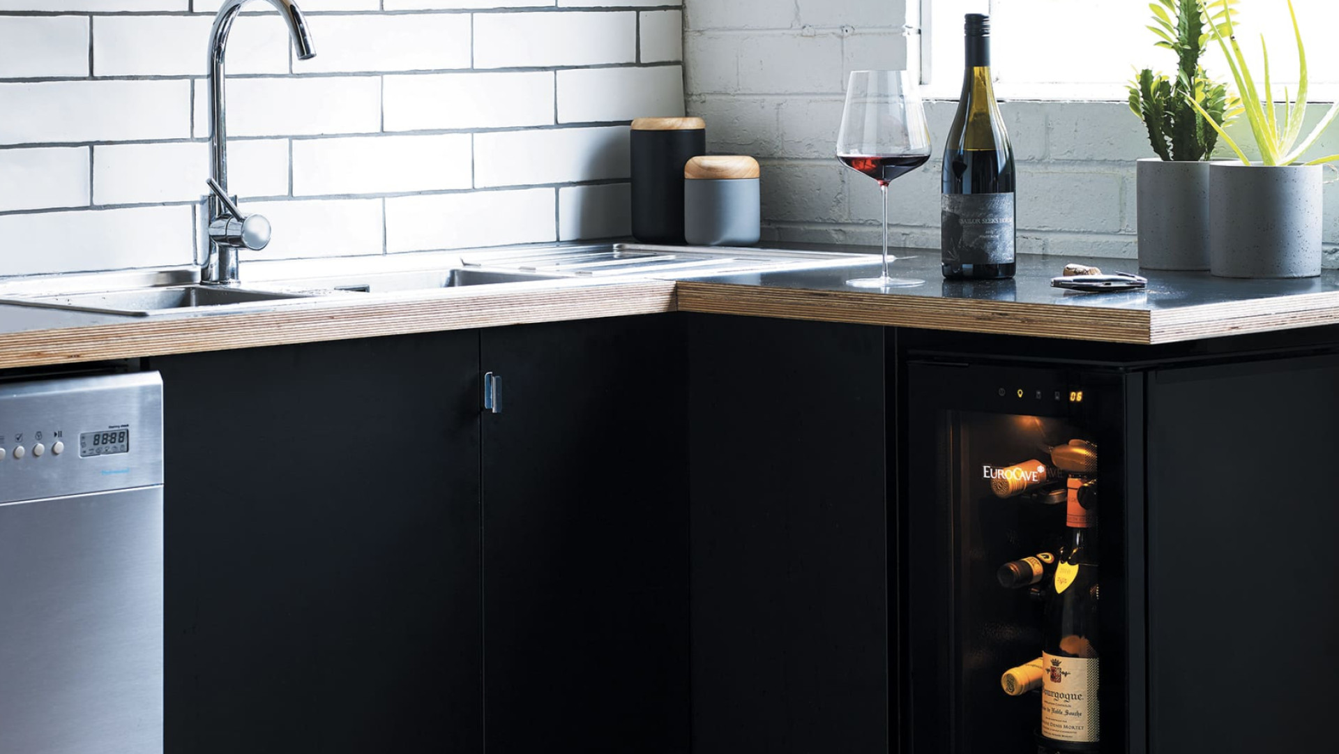 Diese kompakte, in die Küche integrierte Weinbar hält geöffnete Flaschen bis zu 10 Tage lang; Die Aromen bleiben besser erhalten als bei einem Wein, der einfach offen im Kühlschrank aufbewahrt wird.