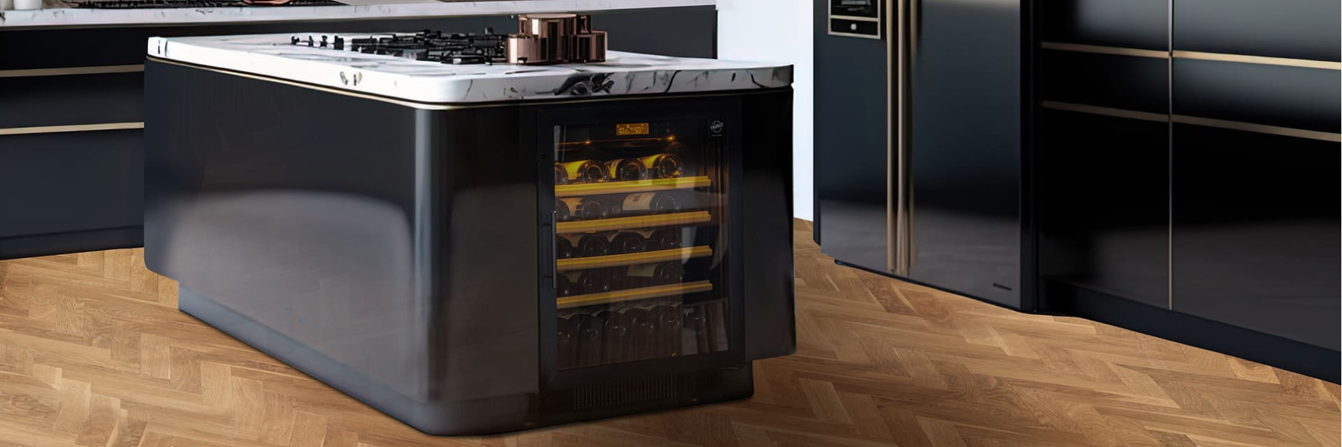Ein eingebauter Weinkeller unter der Arbeitsplatte einer modernen schwarzen Küche in einer Wohnung wie ein Minikühlschrank. Compact EuroCave Ein eingebauter Weinkeller unter der Arbeitsplatte einer modernen schwarzen Küche in einer Wohnung wie ein Minikühlschrank. Compact EuroCave