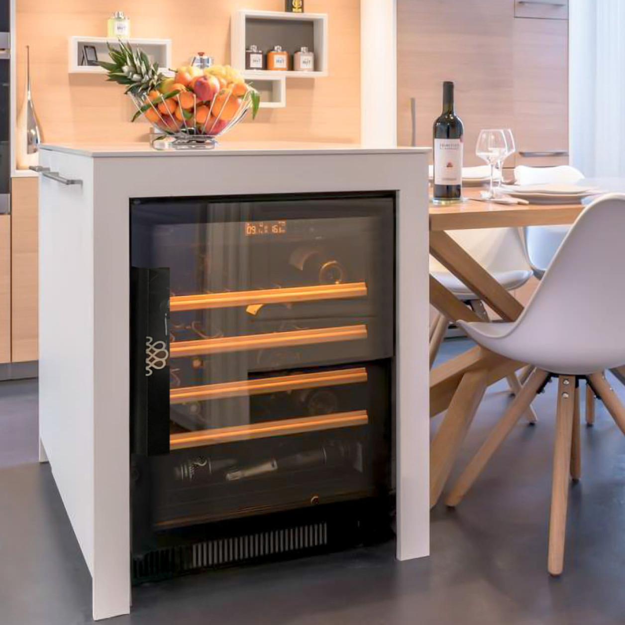 Kleiner Weinkhülschrank mit serienmäßig integrierter Frontbelüftung für einfache Montage und ohne zusätzlichen Zuschnitt von Küchenmöbeln. Compact EuroCave Kleiner Weinkhülschrank mit serienmäßig integrierter Frontbelüftung für einfache Montage und ohne zusätzlichen Zuschnitt von Küchenmöbeln. Compact EuroCave