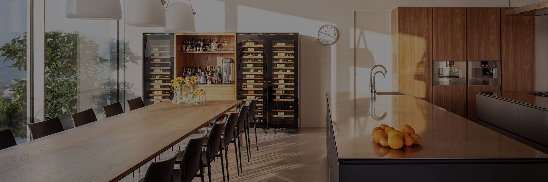 Innenarchitektur – Mehrere Weinkhülschränk, integriert in einen maßgefertigten Schrank in der offenen Küche, wodurch ein schöner Empfangsbereich entsteht. Wie man Alterung und Service vereint.