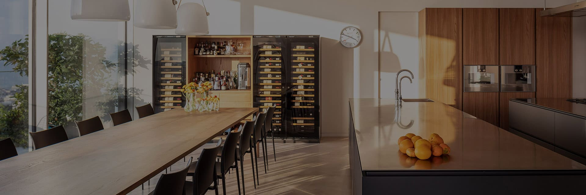 Innenarchitektur – Mehrere Weinkhülschränk, integriert in einen maßgefertigten Schrank in der offenen Küche, wodurch ein schöner Empfangsbereich entsteht. Wie man Alterung und Service vereint. Innenarchitektur – Mehrere Weinkhülschränk, integriert in einen maßgefertigten Schrank in der offenen Küche, wodurch ein schöner Empfangsbereich entsteht. Wie man Alterung und Service vereint.