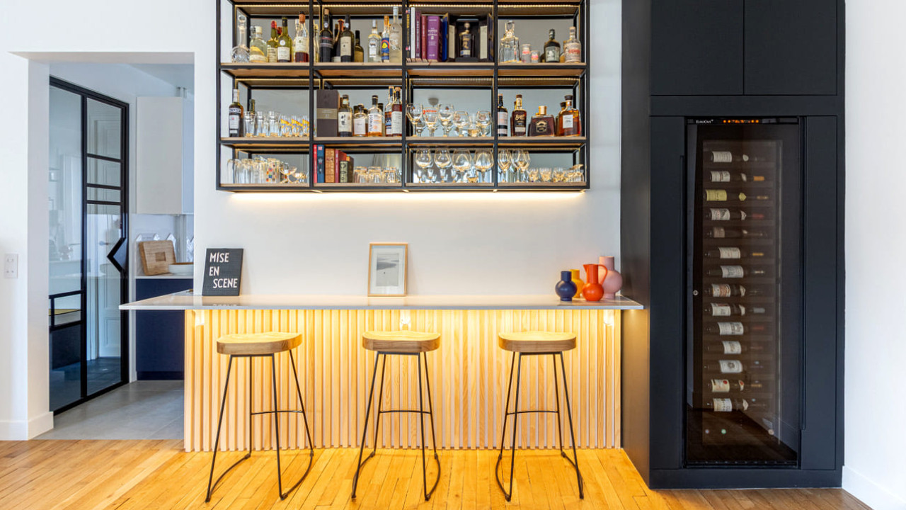 Innendekoration – Barbereich im Wohnzimmer mit großem Weinkeller, der in den Schrank integriert ist und sich perfekt in den Raum einfügt. Inspiration EuroCave Innendekoration – Barbereich im Wohnzimmer mit großem Weinkeller, der in den Schrank integriert ist und sich perfekt in den Raum einfügt. Inspiration EuroCave