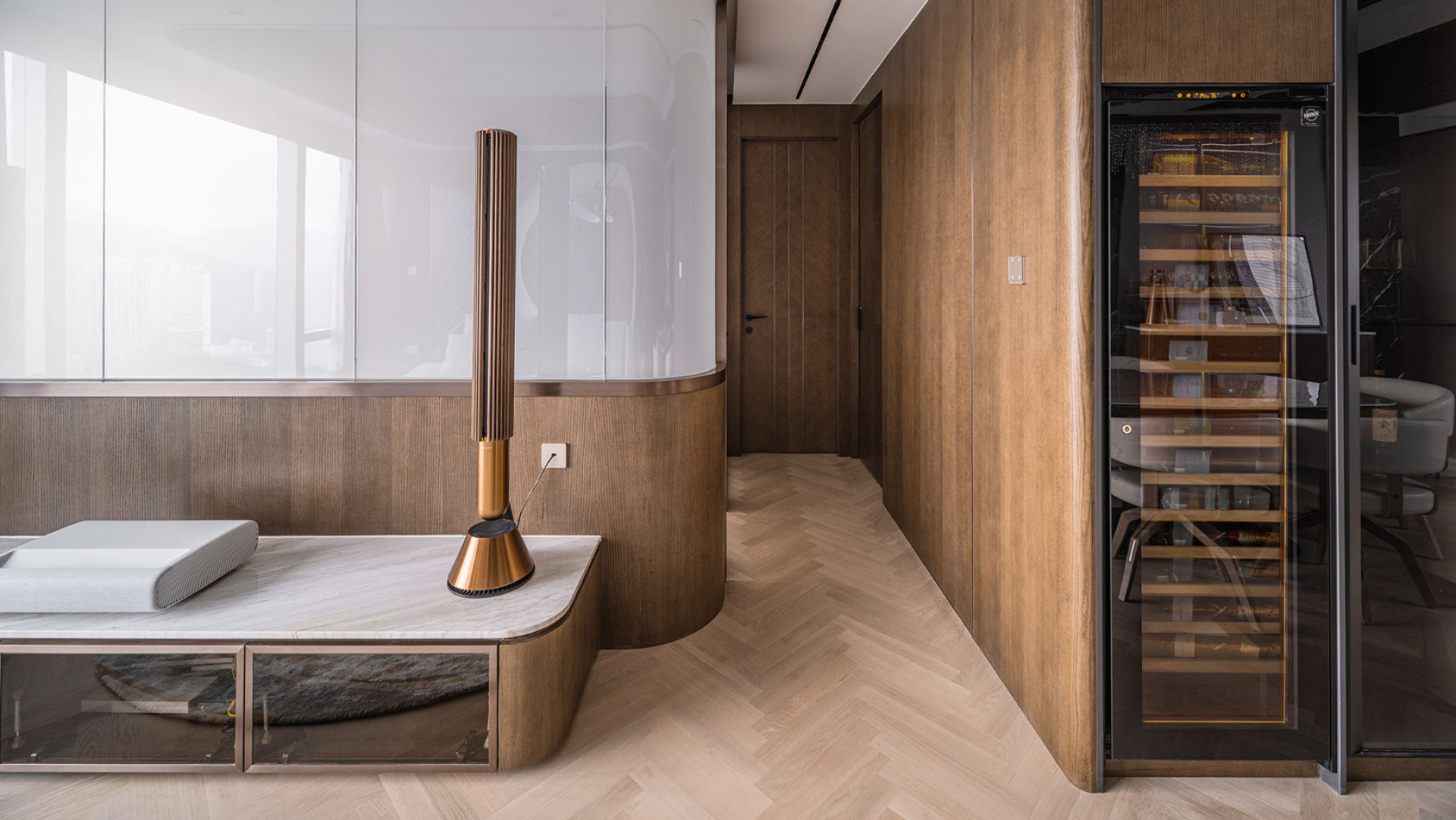 Die Lüftungsschlitze dieses Designer-Weinklimaschrank sind so diskret, dass sie unsichtbar werden und eine einfache Integration in die begehrtesten Innendekorationen ermöglichen. Inspiration EuroCave Die Lüftungsschlitze dieses Designer-Weinklimaschrank sind so diskret, dass sie unsichtbar werden und eine einfache Integration in die begehrtesten Innendekorationen ermöglichen. Inspiration EuroCave
