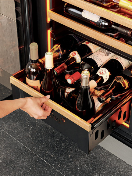 Serviceschublade zur aufrechten Lagerung von Weinen. Praktisch, um angebrochene Flaschen aufzubewahren und einige Tage aufzubewahren. Serviceschublade zur aufrechten Lagerung von Weinen. Praktisch, um angebrochene Flaschen aufzubewahren und einige Tage aufzubewahren.