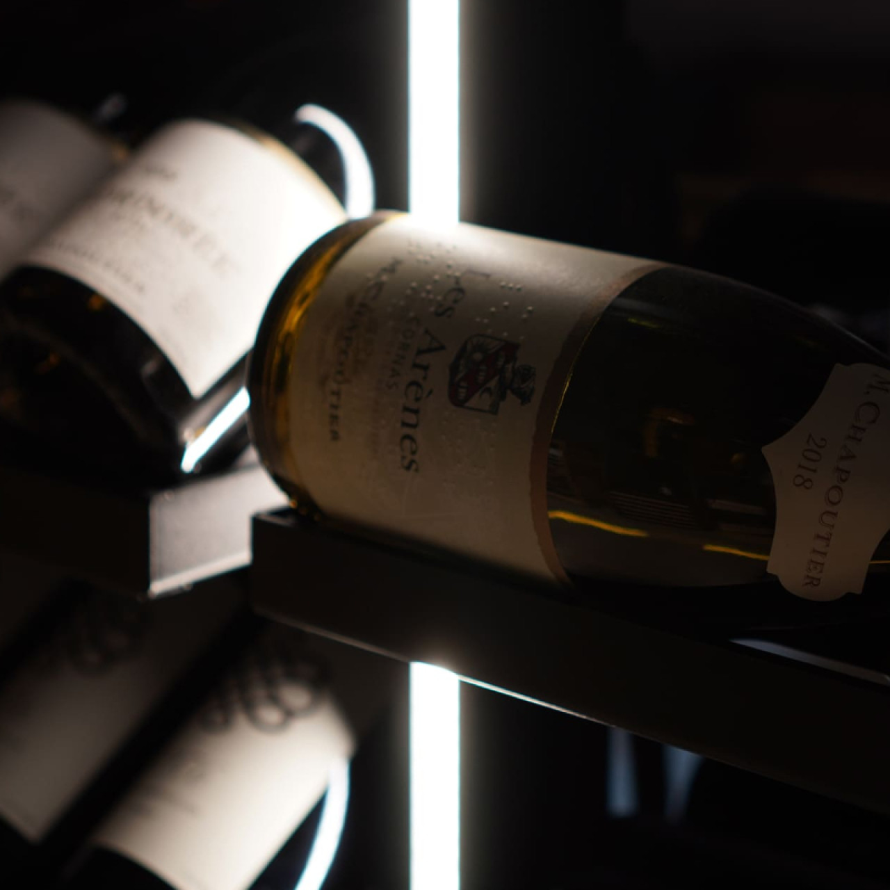 Weinlagerregale mit integrierter Beleuchtung (optional) und zahlreichen Möglichkeiten zur Flaschenpräsentation.