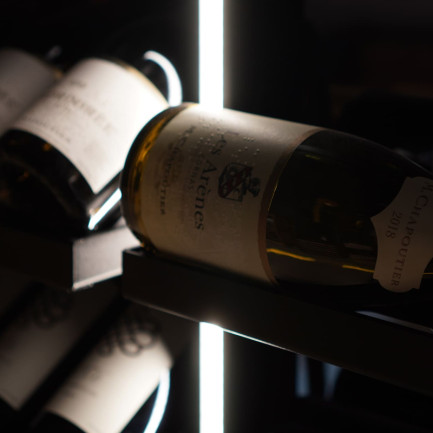 Weinlagerregale mit integrierter Beleuchtung (optional) und zahlreichen Möglichkeiten zur Flaschenpräsentation. Weinlagerregale mit integrierter Beleuchtung (optional) und zahlreichen Möglichkeiten zur Flaschenpräsentation.
