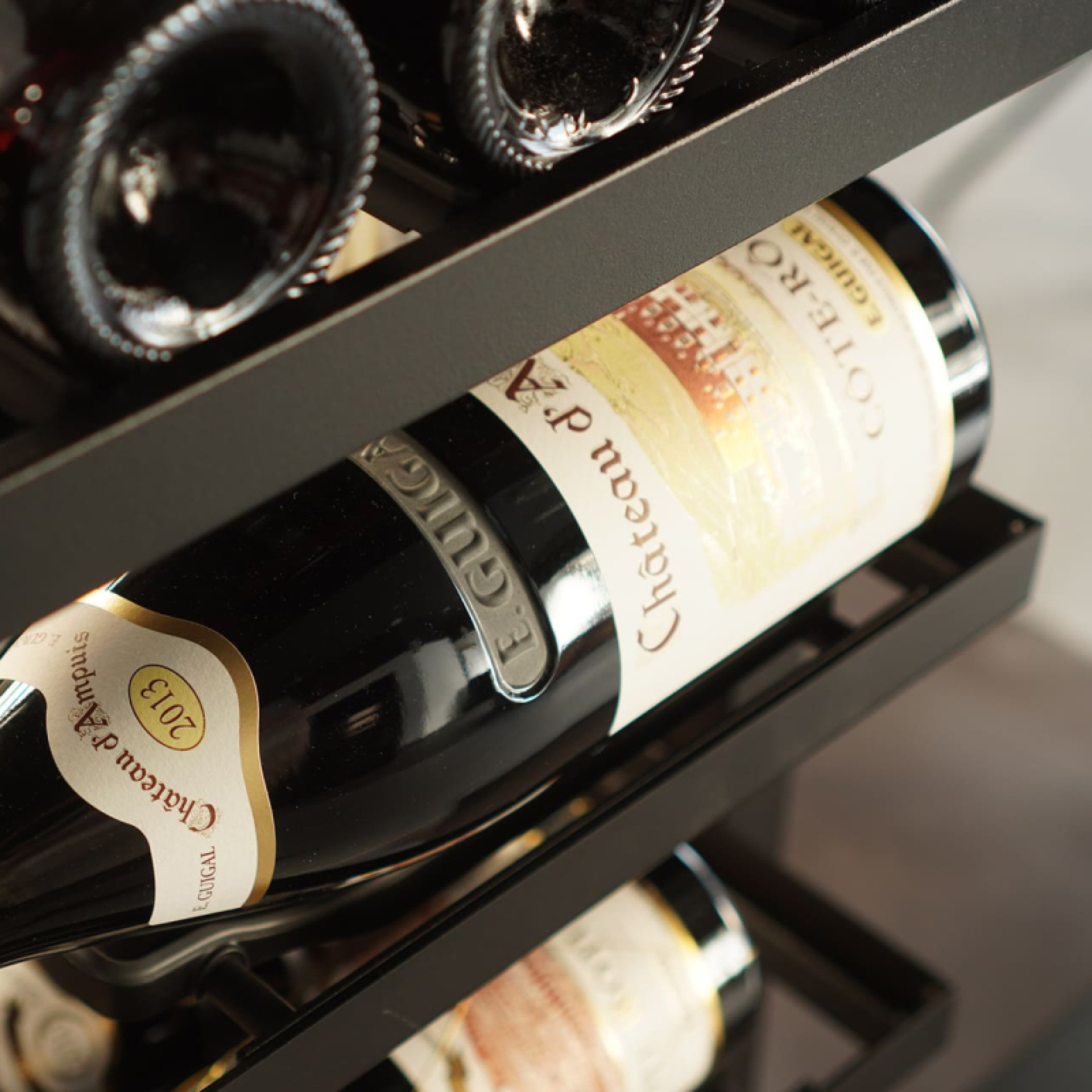 Überkopf-Weinlager mit verschiedenen Regaltypen, die zahlreiche Lagerungs- und Präsentationsmöglichkeiten bieten.