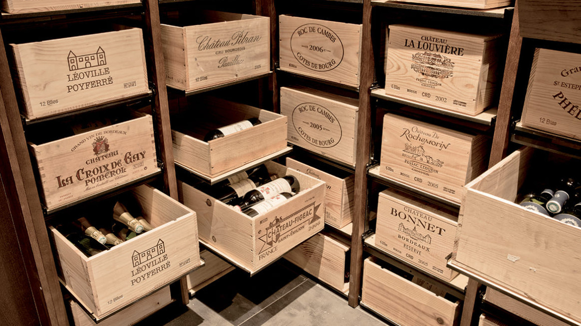 Modulare Weinlagerung – verschiebbare Regale, die zusammengebaut werden können, um Weinkisten im Weinkeller im Laufe der Zeit zu lagern und den Wein zu reifen.