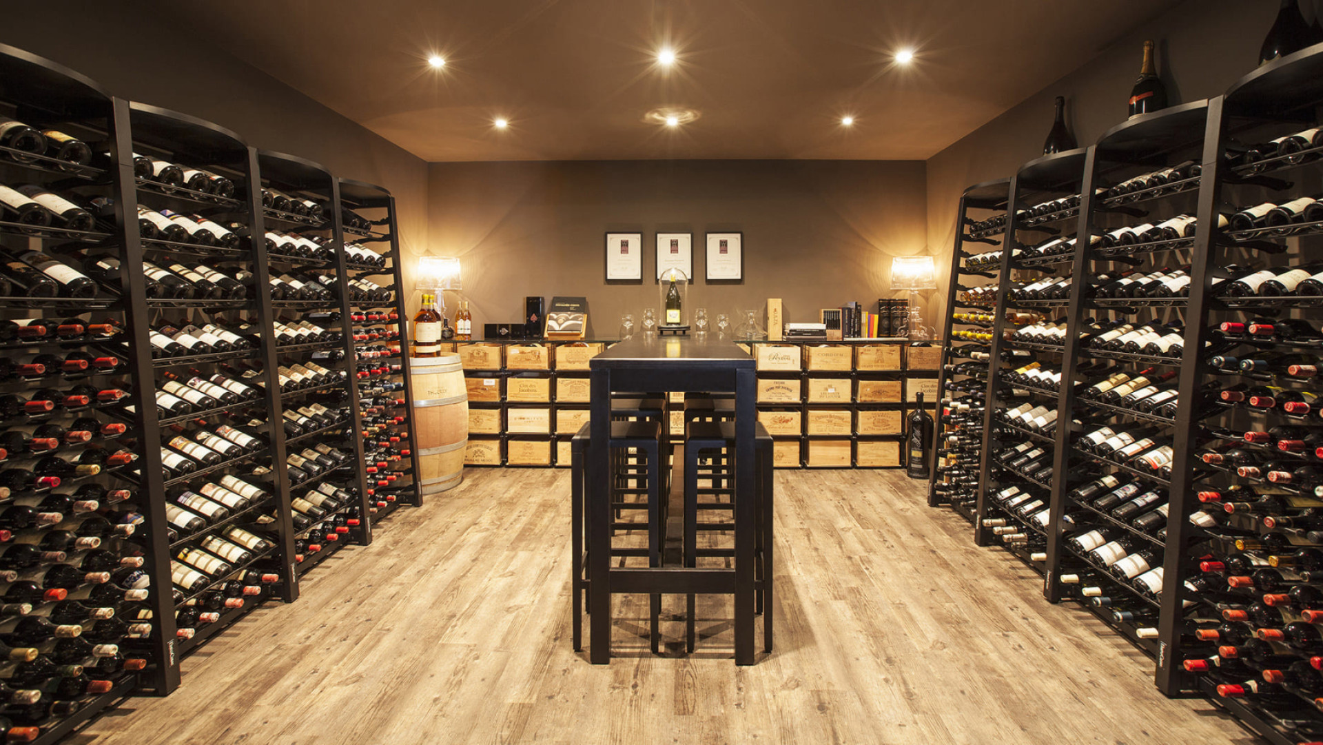 Modernes Weinkeller-Layout. Richten Sie in Ihrem Geschäft einen professionellen Verkostungsbereich ein, damit Ihre Kunden Ihre Weine probieren können. Modulosteel EuroCave Weinlagersystem